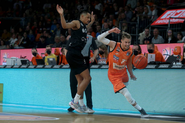 后将球分给 后将球分给